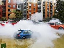 Несколько автомобилей оказались в луже из кипятка после прорыва трубы в Петербурге