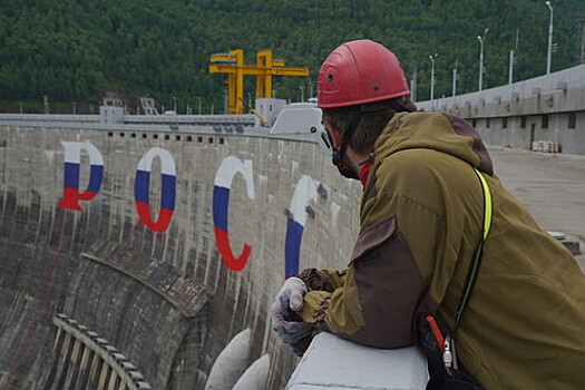ОНФ и художники ко Дню России создали на Саяно-Шушенской ГЭС самые большие граффити в мире