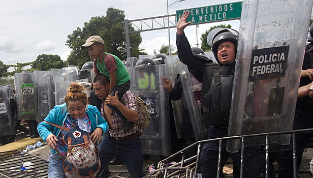 «Караван мигрантов» прорвался к границе с Мексикой