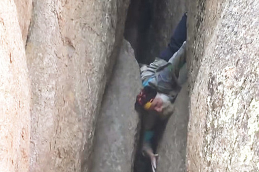 Пенсионер из Красноярска залез на скалу без снаряжения и спустился головой вниз