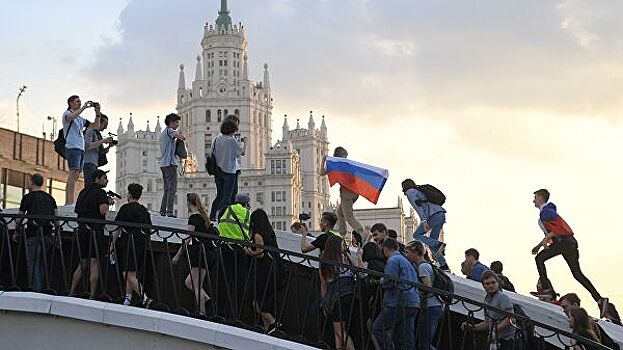 СК закрыл дело родителей, взявших ребенка на незаконную акцию в Москве