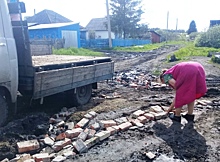 Омичи разобрали кирпичный дом, чтобы отремонтировать сельскую дорогу