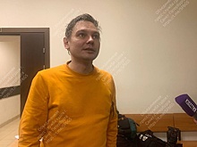 В Петербурге арестовали музыканта Максима Тесли, выступившего в одном носке