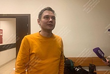 В Петербурге арестовали музыканта Максима Тесли, выступившего в одном носке