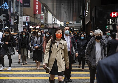 Гонконг откажется от масок спустя три года пандемии COVID-19