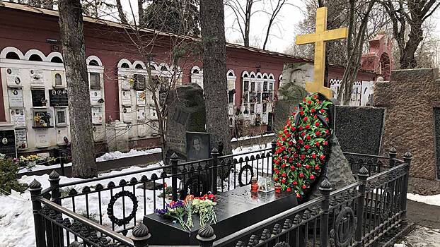 Батюшка Николай объяснил, можно ли вешать на памятник фото умерших