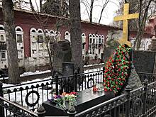 Батюшка Николай объяснил, можно ли вешать на памятник фото умерших