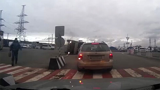 Авария с «душком»: в Харькове опрокинулась ассенизаторская машина