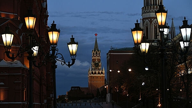В Москве включили зимний режим уличного освещения