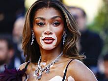 Канадская супермодель пришла на вечеринку в платье с глубоким декольте