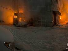 Мощный пожар охватил производственные помещения с людьми внутри в Одинцово