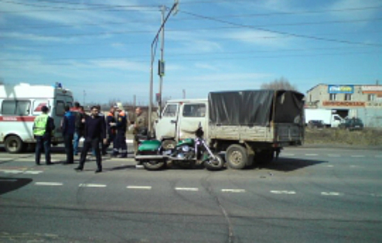 Улетел под уазик: пострадавшего в аварии байкера увезли в больницу