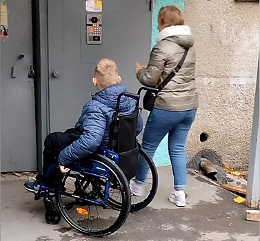 Ребенок-инвалид-колясочник в Дзержинске страдает из-за неработающего лифта