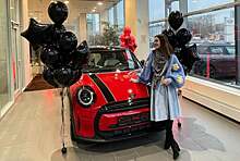«Моя красная малышка». Евгения Медведева показала автомобиль, подаренный на день рождения