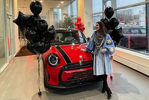 «Моя красная малышка». Евгения Медведева показала автомобиль, подаренный на день рождения