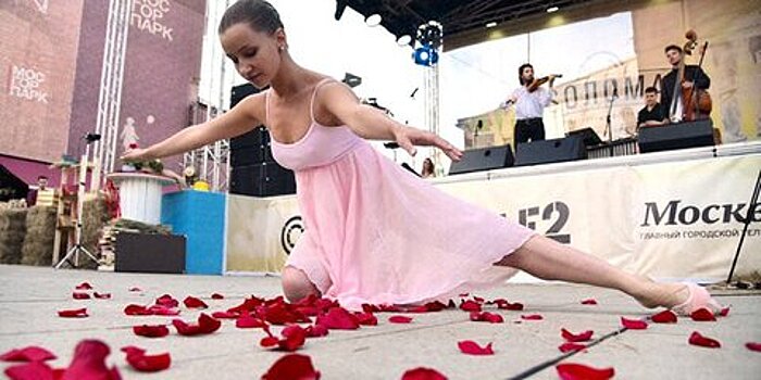 Фотохроника: фестиваль "Sолома", цветочный бал на Тверской и реставрация Пампуша