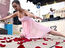 Фотохроника: фестиваль "Sолома", цветочный бал на Тверской и реставрация Пампуша