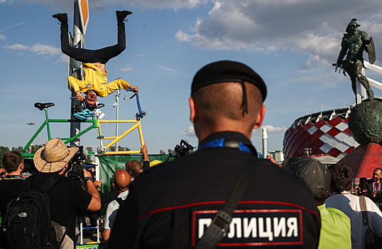 ФСБ насчитала на мундиале в пять раз меньше иностранных фанатов, чем Медведев. Кто прав?