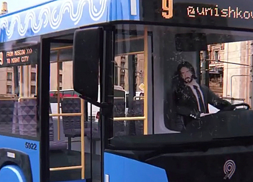 Москву будущего с Киану Ривзом за рулем автобуса показали на видео
