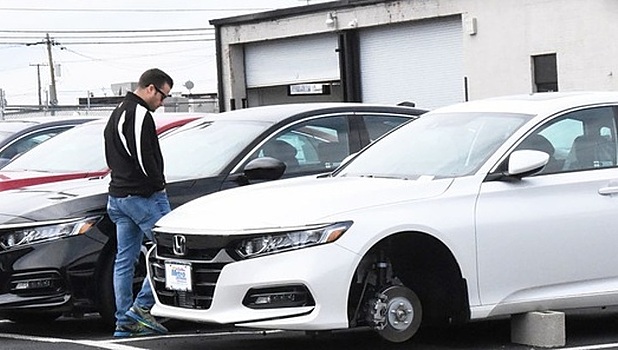 Воры "разули" новенькие автомобили прямо возле автосалона