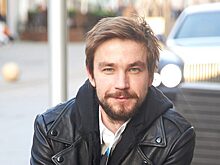 Александра Петрова тянет на лед — артист посетил матч КХЛ.