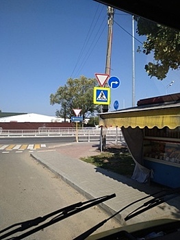 Сам себе гаишник: на ул. Шатурской появились противоречивые дорожные знаки