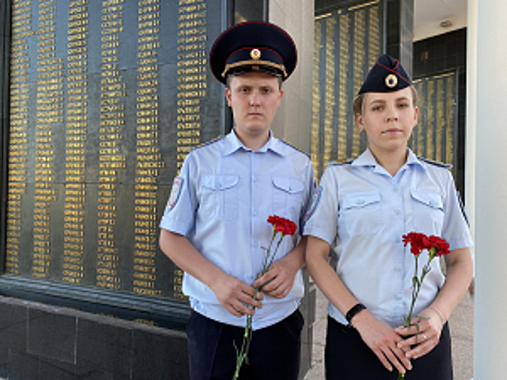 В Мордовии транспортные полицейские накануне Дня памяти и скорби возложили цветы к Мемориалу воинам, павшим в годы Великой Отечественной войны