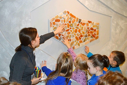 В пермском музее детям разрешили испытать минералы на прочность