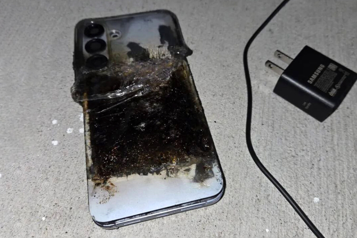 В США пострадала целая семья из-за сгоревшего смартфона Samsung