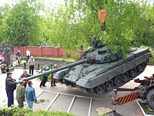В Новой Усмани на Аллее Героев установили танк Т-80Б