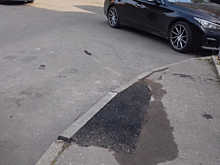 Коммунальщики восстановили бордюрный камень во дворе на улице Кржижановского