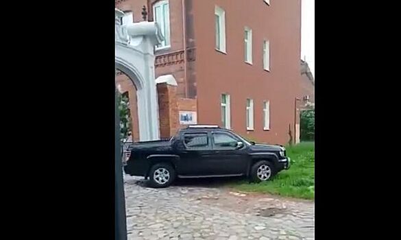 В Калининграде ищут автохама, проехавшего через арку Лёбенихтского госпиталя