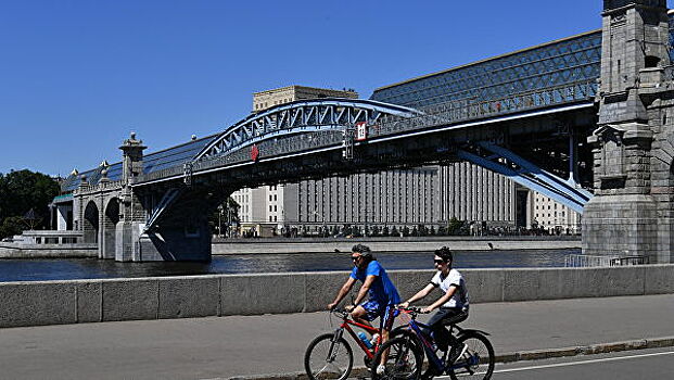 Не положено, застрянете! Правила жизни моста в Парке Горького