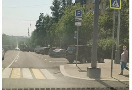 С парковки на улице Демьяна Бедного эвакуированы машины нарушителей