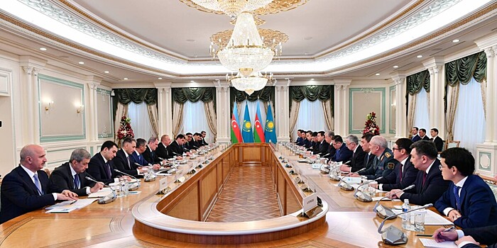 Президенты Азербайджана и Казахстана провели встречу в Астане в узком составе