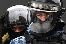 Полиция опровергла использование газа на незаконной акции в Петербурге