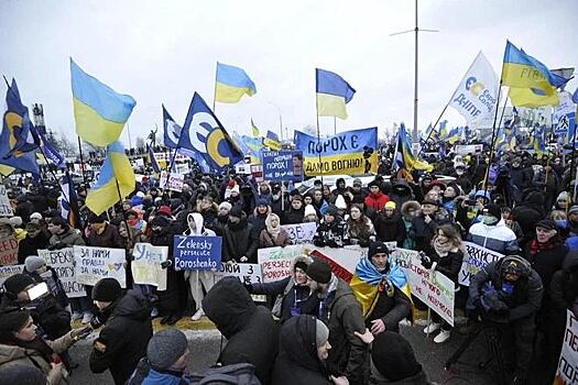 В Киеве начались столкновения полиции и сторонников Порошенко