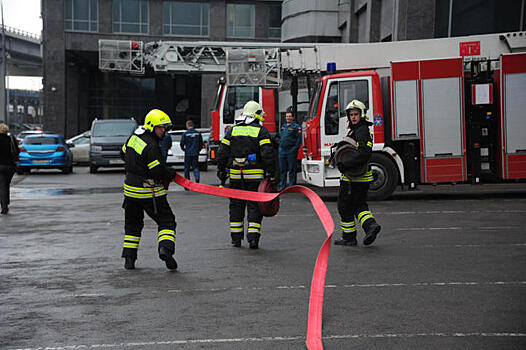 Пожар на площади 300 кв. м произошел в производственном здании на северо-востоке Москвы
