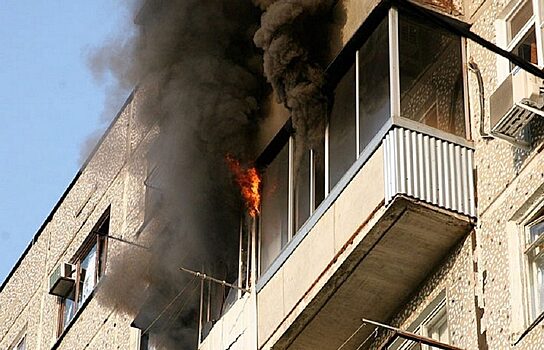 В Нижневартовске загорелся балкон квартиры в многоэтажном доме