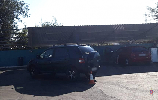 «Он сдавал назад»: под колёса автомобилей попали женщина с ребёнком и девушка