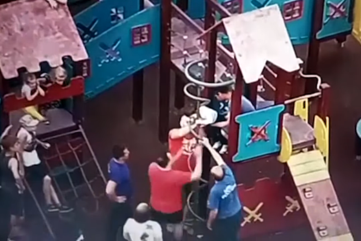Мальчик «застрял» головой в конструкции на детской площадке в Москве