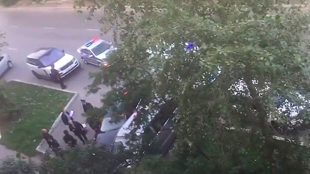 В Екатеринбурге люди в масках расстреляли иномарку из автомата Калашникова