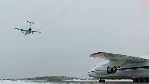 Небесные исполины: уникальные кадры полета строем стратегических транспортных самолетов Ан-124 «Руслан»