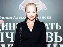 Помолодевшая и похудевшая Лариса Долина в кожаной юбке затмила всех на премьере фильма