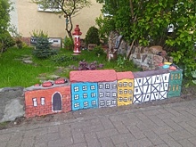 Карл Маркс в розах и пожарный гидрант: чем привлекает один из самых ярких палисадников Калининграда (фото, видео)