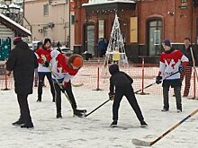 В Пензе школьные и дворовые команды сыграли в хоккей в валенках