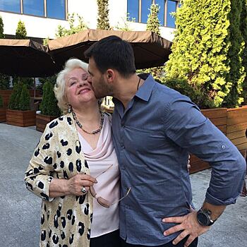 Певец Эмин Агаларов тепло поздравил бабушку с днем рождения