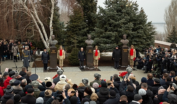 В Волгограде торжественно открыли памятники Сталину, Жукову и Василевскому
