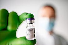 В США сотрудник медцентра испортил 500 доз вакцины от COVID