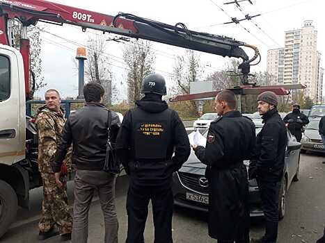 В центре Екатеринбурга судебные приставы арестовали у неплательщиков дорогие иномарки